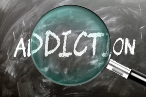 An image of a magnifying glass with the words addiction, identifying symptoms like severe mood swings and eating difficulties typically found in women with postpartum depression and substance use issues.