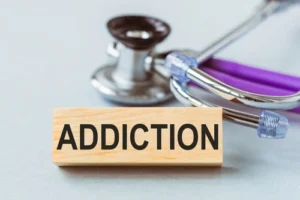 Image of the word addiction with a stethoscope, drug addiction, and obsessive thoughts related to OCD, focusing on the recovery process and treatment plans.
