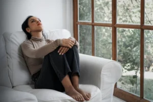 Visual representation of PTSD symptoms alongside individuals undergoing trauma-focused PTSD treatment, highlighting the effects of traumatic events on mental health.